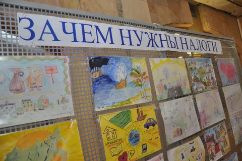 Сергей Ястребов поздравил работников налоговых органов с 25-летием ведомства и вручил им награды