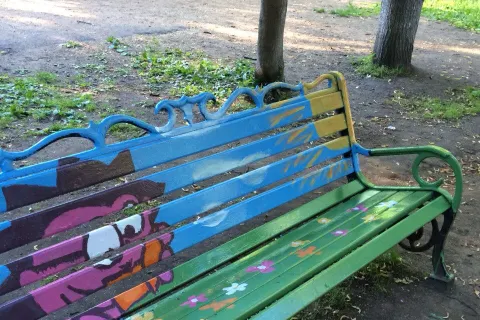 В Ярославле разрисовывают лавочки