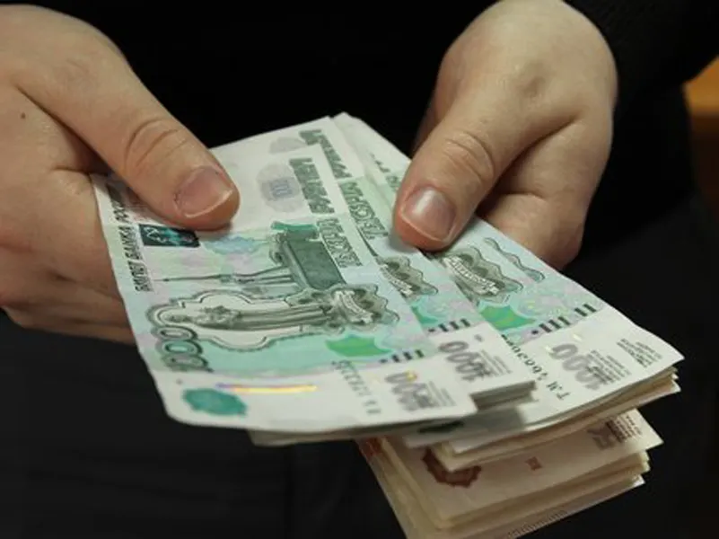 За уборку улиц Ярославля платят «серую» зарплату