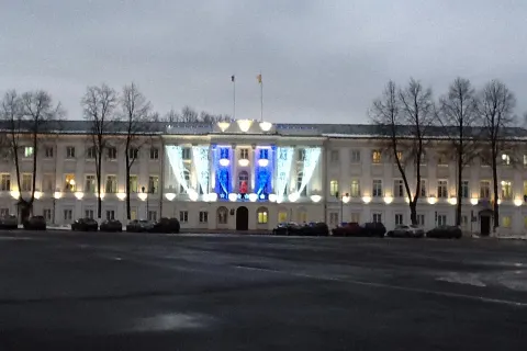 Советская площадь Ярославля к Новому году готова. С фото