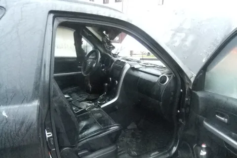 В Ярославле горящий автомобиль потушили до прибытия пожарных