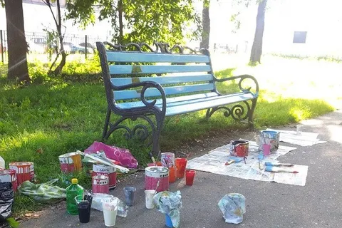 В Ярославле разрисовывают лавочки