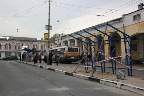В Ярославле устанавливают навесы на остановках общественного транспорта