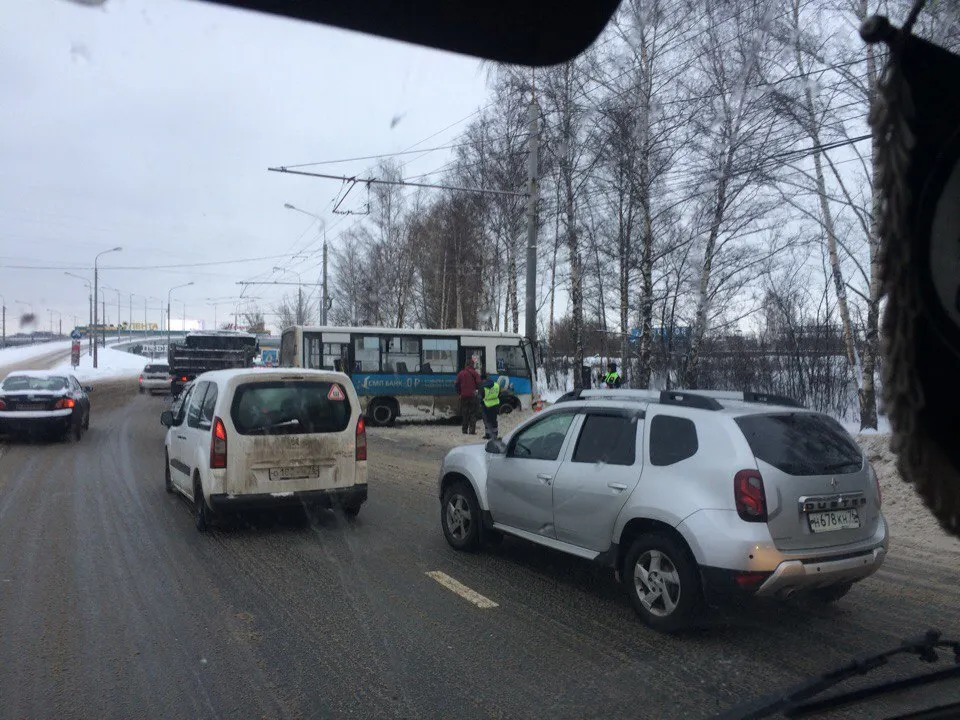 В Ярославле маршрутка влетела в столб: пострадали пассажиры
