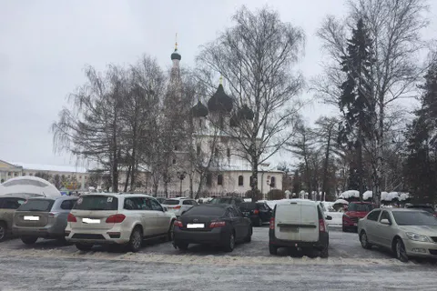 Знак замотали пакетом: на Советской площади вновь устроили парковку