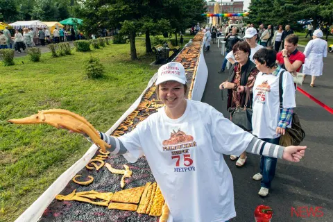В Рыбинске Ярославской области испекли гигантский пирог. Фоторепортаж