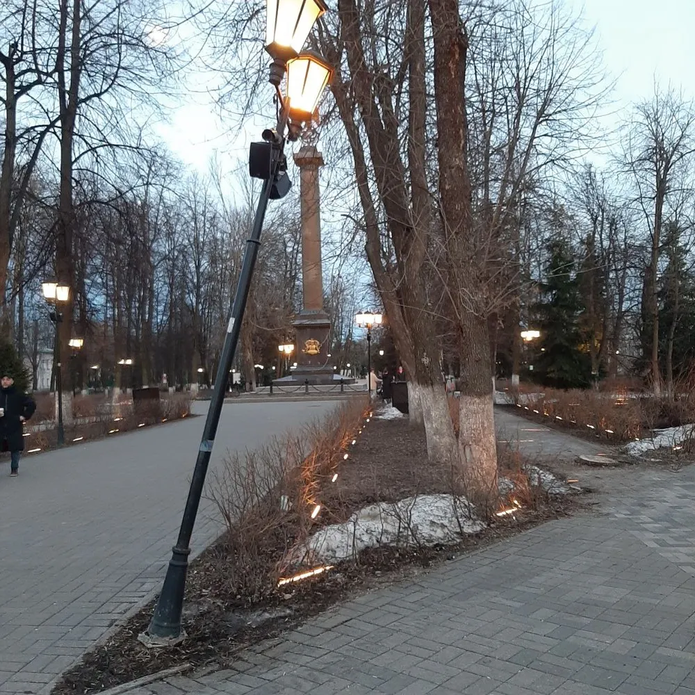 В Демидовском сквере Ярославля на людей может упасть фонарный столб