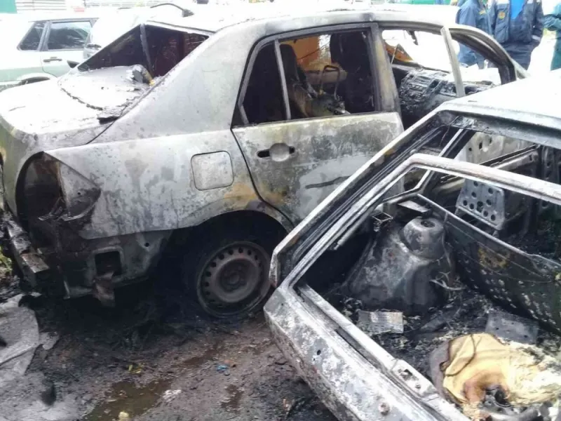 В центре Ярославля сгорели два легковых автомобиля