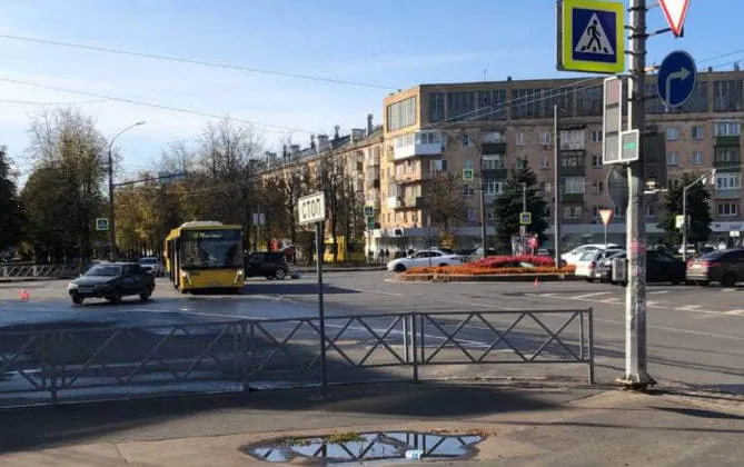 В Ярославле на площади Мира столкнулись «Яавтобус» и авто