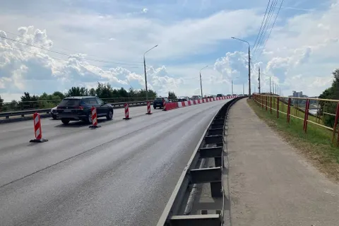 На Октябрьском мосту в Ярославле работает 9 человек