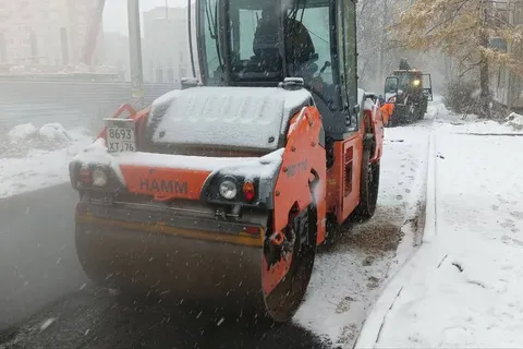 Ярославские подрядчики укладывают асфальт в снегопад