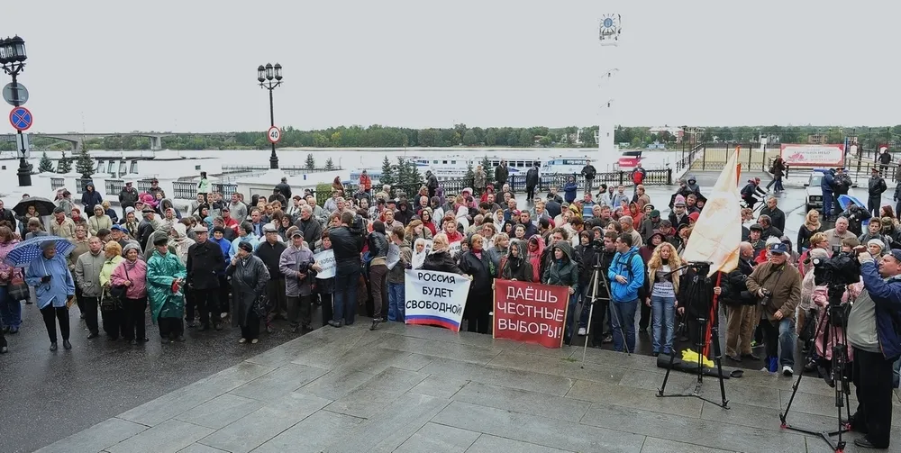 В Бориса Немцова на митинге в Ярославле запустили сырым яйцом. С фото