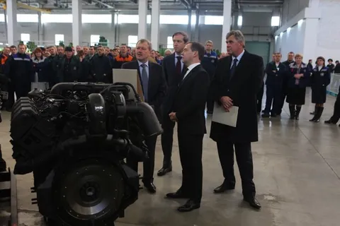 Премьер-министр РФ Дмитрий Медведев посетил ОАО «Тутаевский моторный завод» в Ярославской области