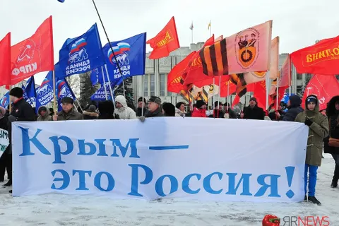 На митинге в поддержку Крыма ярославские партии меряются флагами. Фоторепортаж