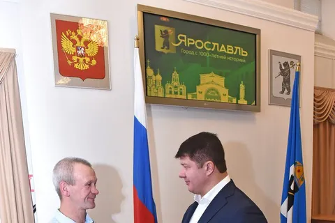 В мэрии Ярославля вручили награду дворнику, спасшему ребенка