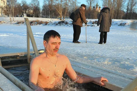 В Ярославской области в Крещение по данным МЧС в прорубь окунулось около девяти тысяч человек. С фото