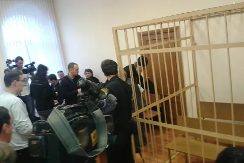 Известные горожане c транспарантами пришли поддержать мэра Рыбинска Ярославской области. С фото
