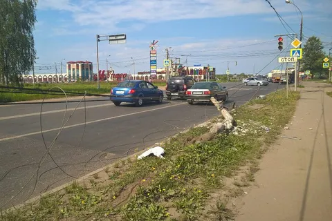 В Ярославле маршрутка на полном ходу врезалась в столб