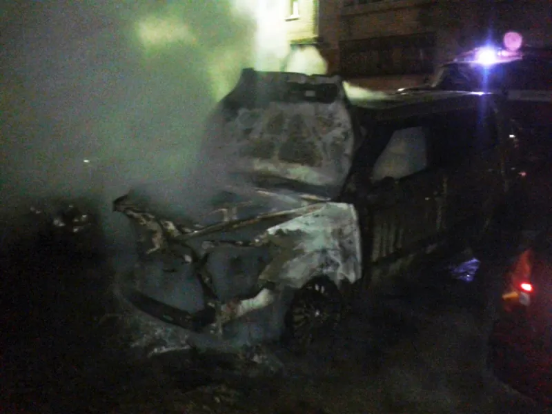 В Ярославле ночью пожарные тушили автомобиль
