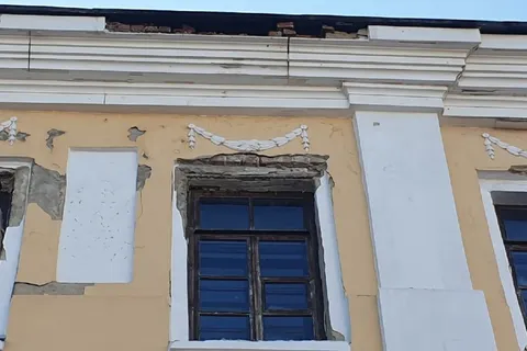 В центре Ярославля на головы людей падают кирпичи