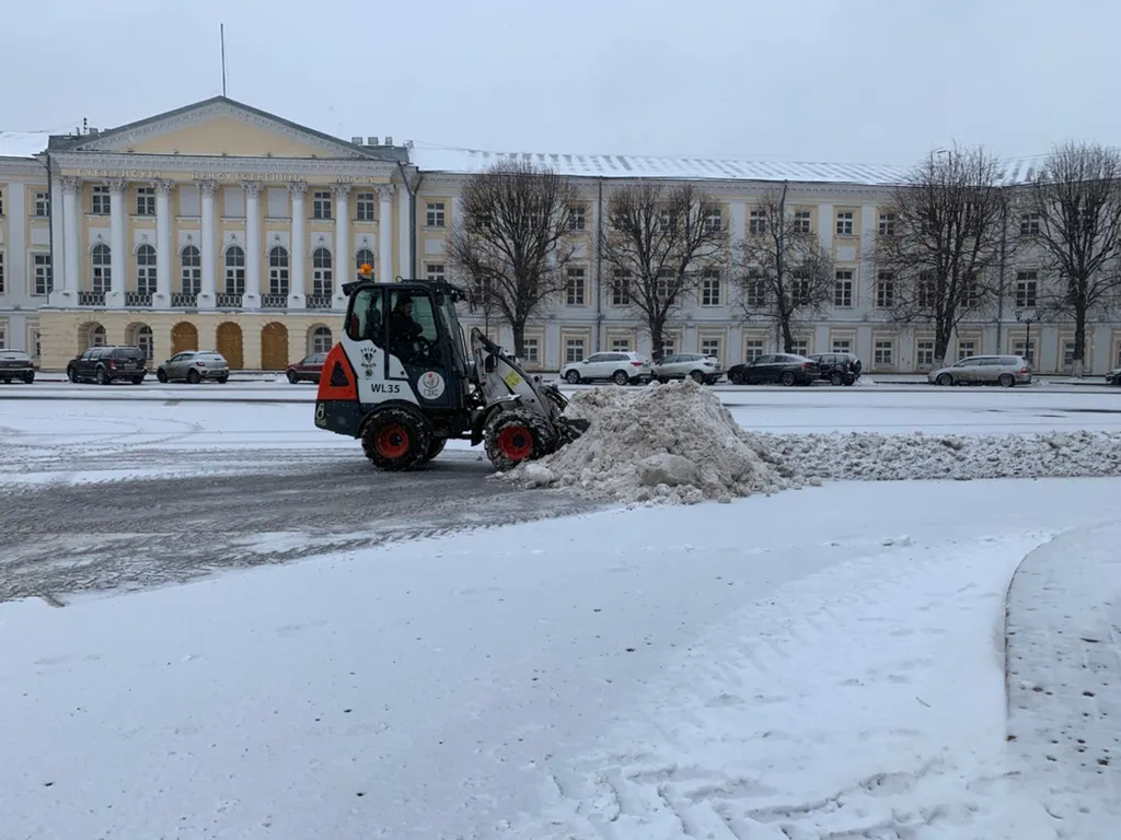 Ярославцы просят перебросить дворников и технику от здания  правительства