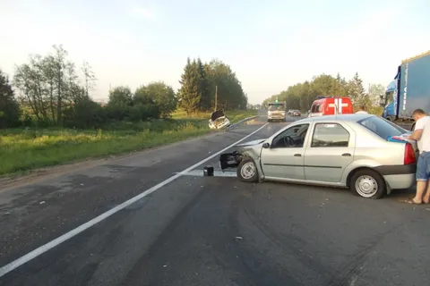 Рано утром в Ярославской области столкнулись Логан и Приора