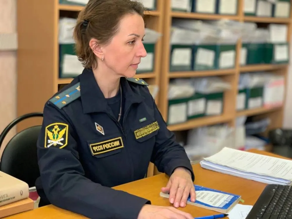 В Ярославле злостного алиментщика поймали на остеклении балкона