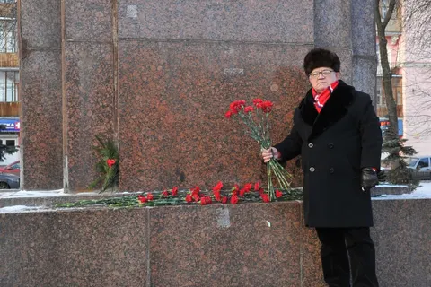 В Ярославле коммунисты возложили цветы к памятнику Ленину. Фоторепортаж