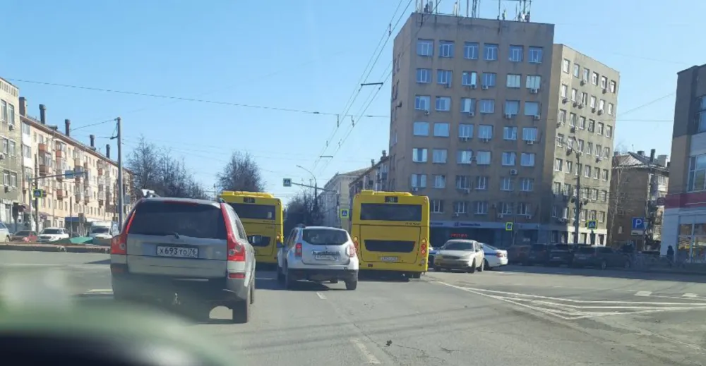 Девочка-подросток попала в больницу после ДТП с автобусом в Ярославле