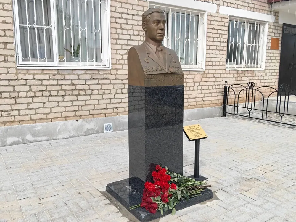 Почетному гражданину Любимского района открыли памятник