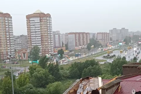 В поселке под Ярославлем у жилых домов снесло кровли