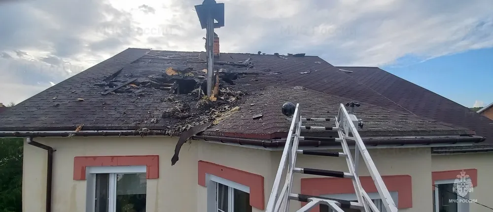 В Заволжском районе Ярославля горел частный коттедж
