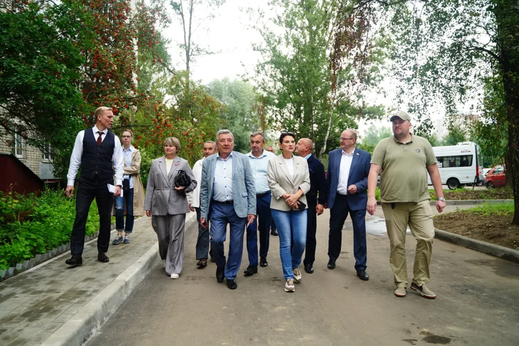 Депутаты Яроблдумы проверили благоустройство дворов в Брагино