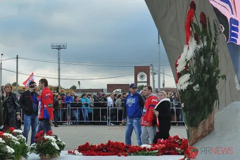 Сегодня в Ярославле в день гибели хоккеистов «Локомотива» открыт монумент «Хоккейное братство». Фоторепортаж