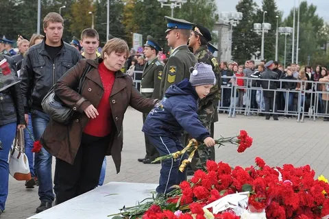 Сегодня в Ярославле в день гибели хоккеистов «Локомотива» открыт монумент «Хоккейное братство». Фоторепортаж