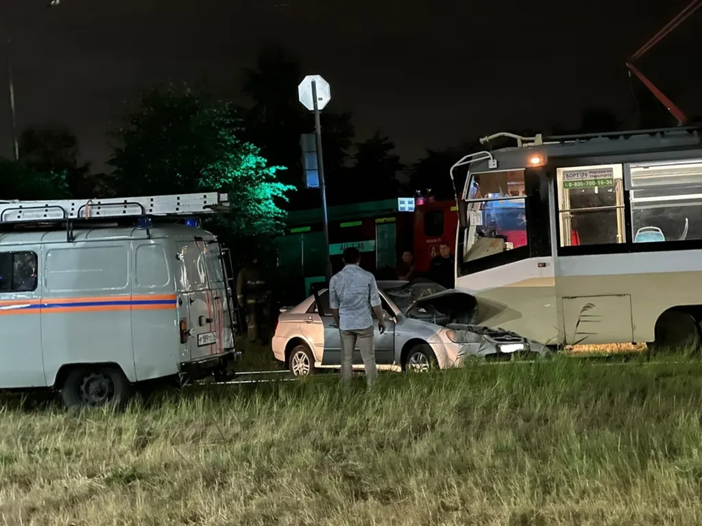 В Ярославле трамвай «помял» легковушку