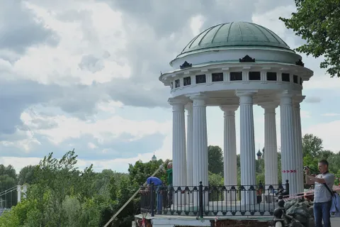 В Ярославле на Волжской набережной обвалилась стена беседки. С фото