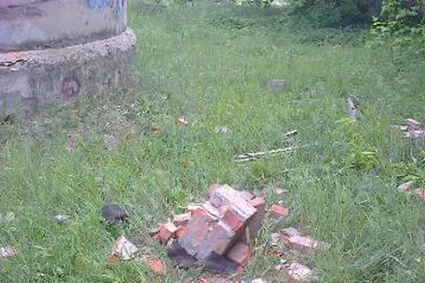 В Ярославле обрушились кирпичи на неэксплуатируемой водонапорной башне