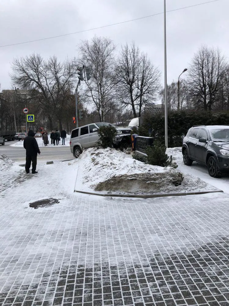В Ярославле «уазик» врезался в стелу