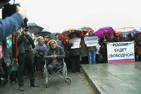 В Бориса Немцова на митинге в Ярославле запустили сырым яйцом. С фото