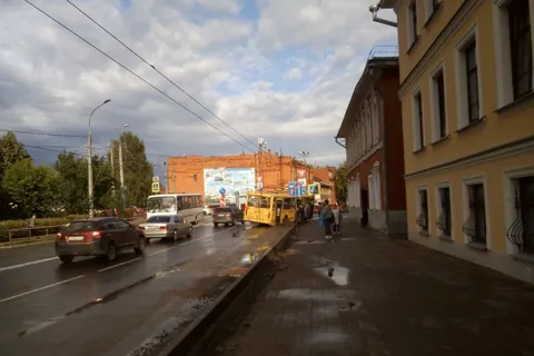 В самом центре Рыбинска троллейбус провалился в яму