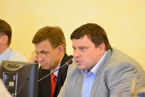 Заместители мэра Ярославля пришли на заседание муниципалитета в красивых костюмах и красивых галстуках. Фото
