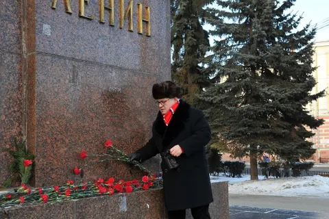 В Ярославле коммунисты возложили цветы к памятнику Ленину. Фоторепортаж