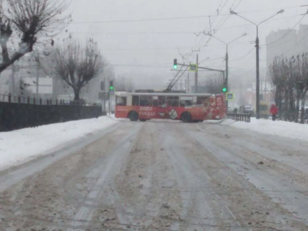 В Ярославле на Московском проспекте развернуло троллейбус