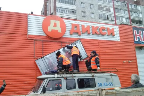 В Ярославле демонтировали очередные незаконные рекламные конструкции