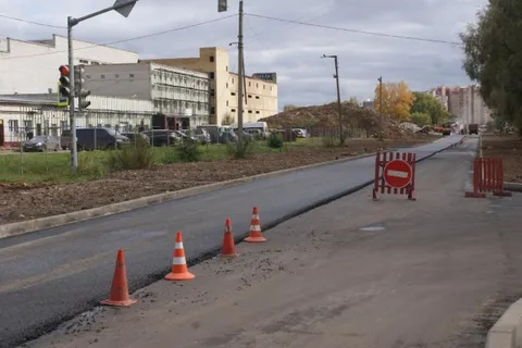 На улице Строителей в Ярославле укладывают верхний слой асфальта