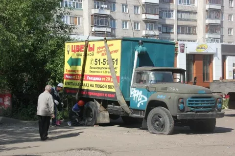 На Ленинградском проспекте эвакуировали брошенную машину с рекламным баннером