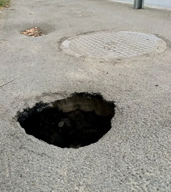 В Ярославле образовалась дыра на Октябрьском мосту