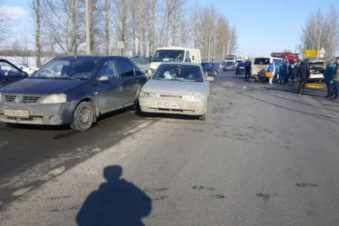 На окружной дороге в Ярославле столкнулись шесть машин
