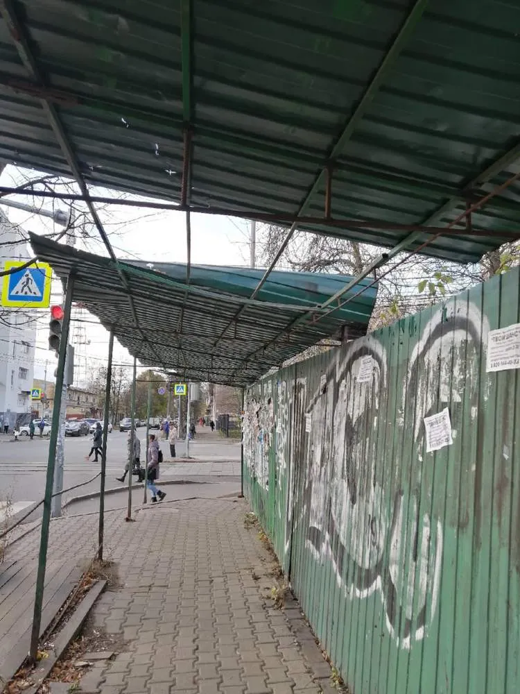 В Ярославле на ребенка упал кусок профнастила от забора